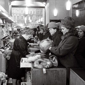 Linda firmakaupluse avamine Tallinnas Raekoja platsil 28.11.1964. Üldise kaubanappuse tingimustes oli see karusnahakauplus kuulus üle terve NSV Liidu ja rüselejad lõunapause ei pidanud!