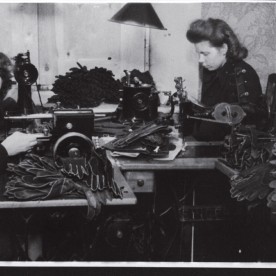 Pärast II maailmasõja kataklüsme jätkus tootmine Nõukogude võimu poolt natsionaliseeritud ettevõttena. Fotol nahkkinnaste õmblemine 1940ndate lõpus.