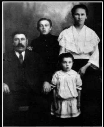 Nahavabrik Linda rajaja Juhan Susi koos perega aastal 1922